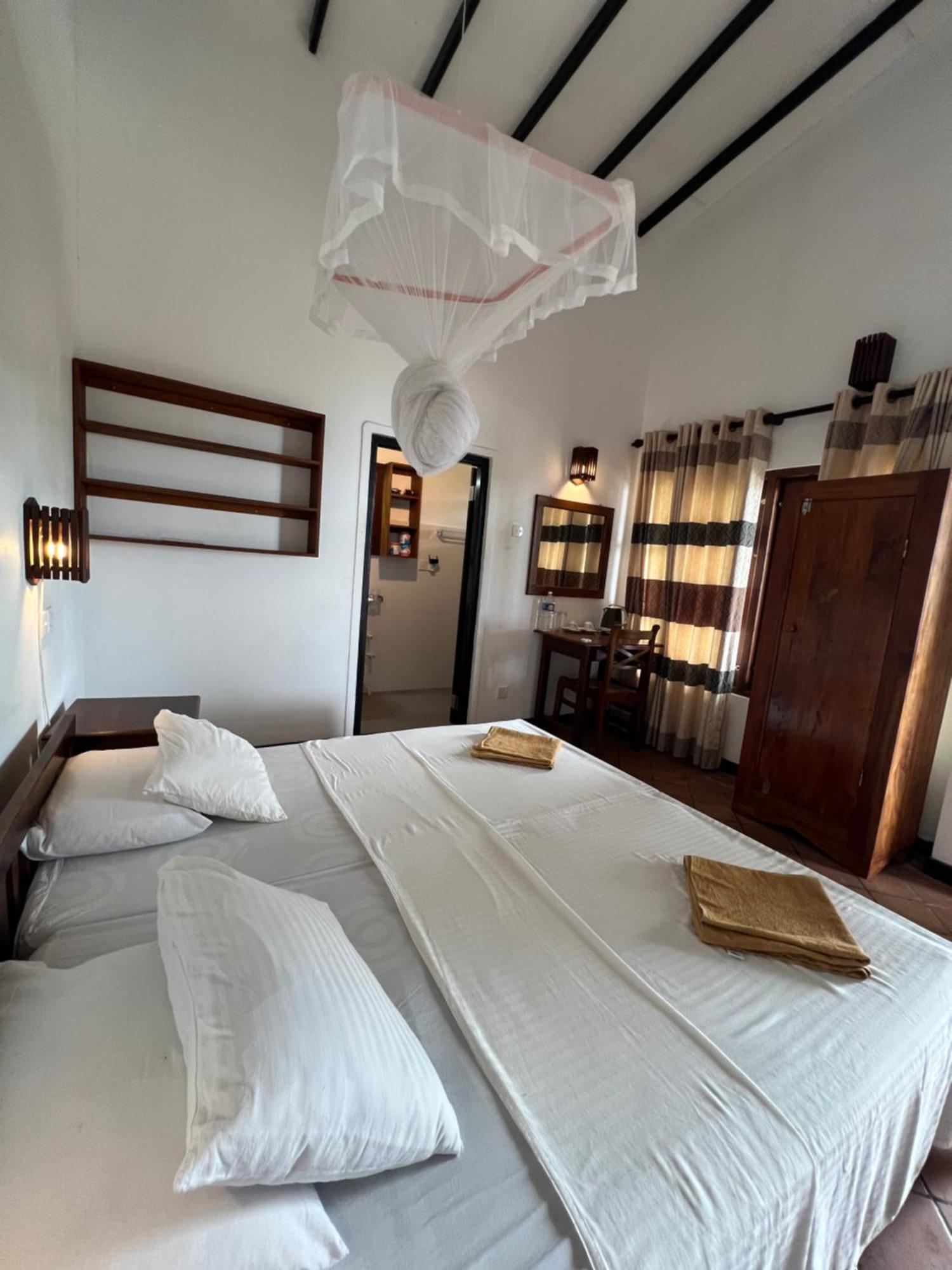 Sailors' Bay Bed and Breakfast Hikkaduwa Buitenkant foto